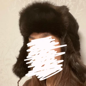 Äkta päls mössa  - En superfin brun äkta päls mössa, jätte varm! Går att knyta med mocka snören. Mitt omkrets runt huvudet är ca 55cm. 