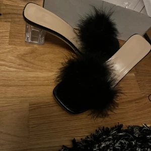 Klackar  - Ett par helt nya fluff klackar med låda kvar Storlek 40 men passar mig som har 39