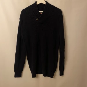 Stickad tröja  - Marinblå stickad tröja. Märke: Park Lane. Storlek: L 