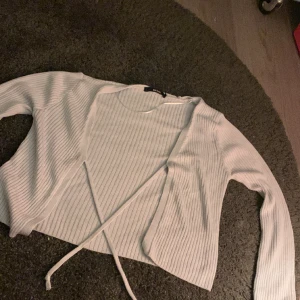 Ljusblå kofta - Ljusblå kofta med små snören, knappt använd😌 Hoppas någon gillar den!⭐️