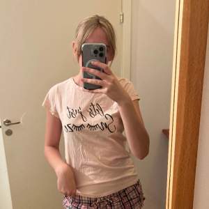 Pyjamas set med t-shirt och shorts! Gina tricot och rosa färger i storlek M men passar en S också! 