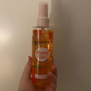Body mist  - Body mist från Larive, doft av sommar och mango 😍knappt använd då jag råka beställa 2 🫶🏻