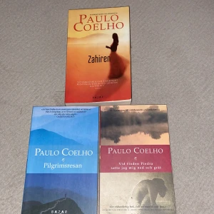 Böcker i nyskick - Säljer tre Paulo Coelho-böcker i nyskick, perfekt julklapp till någon som gillar läsning!✨💛