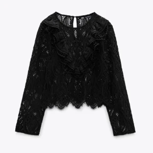 Zara blus  - Jättefin tröja från zara. Helt i nyskick och använd fåtal gånger🥰 jag brukar ha Xs, s och den sitter jättebra på mig 