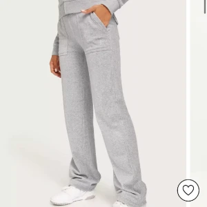 Grå Juicy byxor - Säljer nu mina gråa juicy byxor! Dem är i storlek xs men passar även S mycket bra med, de är i väldigt fint skick och inga små detaljer saknas❤️ nypris 1200, mitt pris: 400❤️