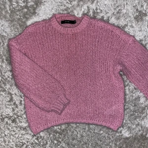 Rosa stickad tröja  - Säljer denna stickade från Vero Moda, som är hur mysig som helst! 💘Ganska oversized och snygg modell på tröjan. Skriv för fler bilder! 