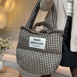 Mads Nøgaard Pillow Bag - Säljer min väska från Mads Nørgaard i fint skick.