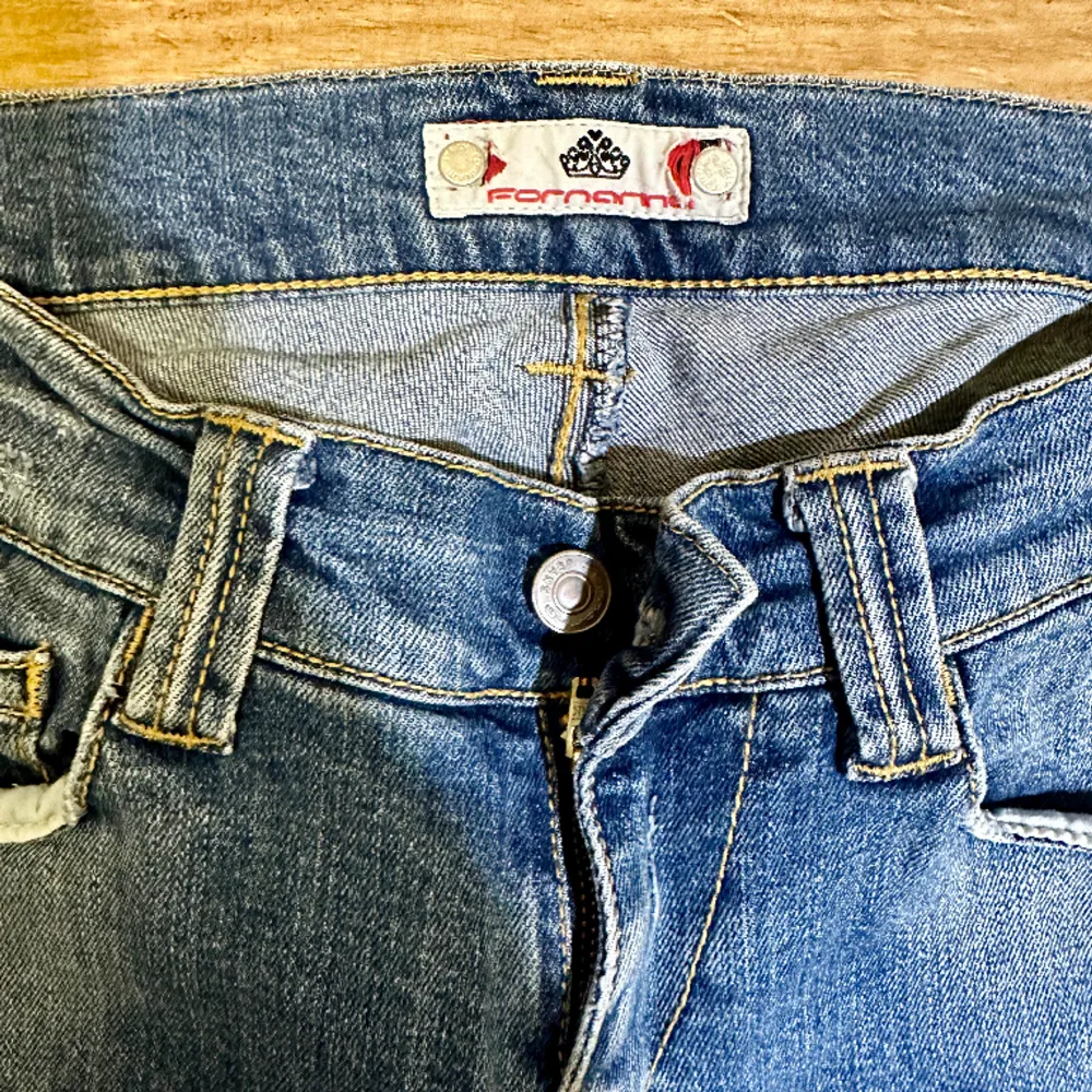Fornarina Y2K-jeans med låg midja. Innerben: 80cm Midja (rakt över): 39cm. Jeans & Byxor.