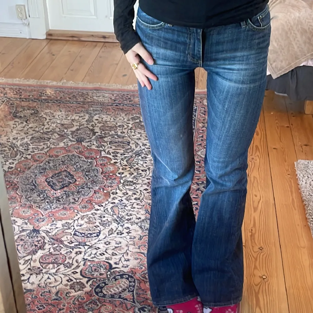 Ett par Crocker jeans i storlek 27/32 de passar xs/S Bootcut och som nya 🫶 skriv vid frågor 🫶. Jeans & Byxor.