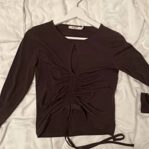 Topp - Brun topp från nakd med snören nertill som man kan justera 