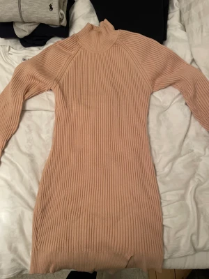 Stickad klänning - Mjukt och skönt material 