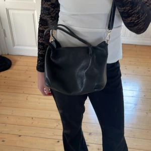 Läderväska  - Super fin och rymlig väska där man får plats med allt! Läder och super bra skick💞 köparen står för frakt