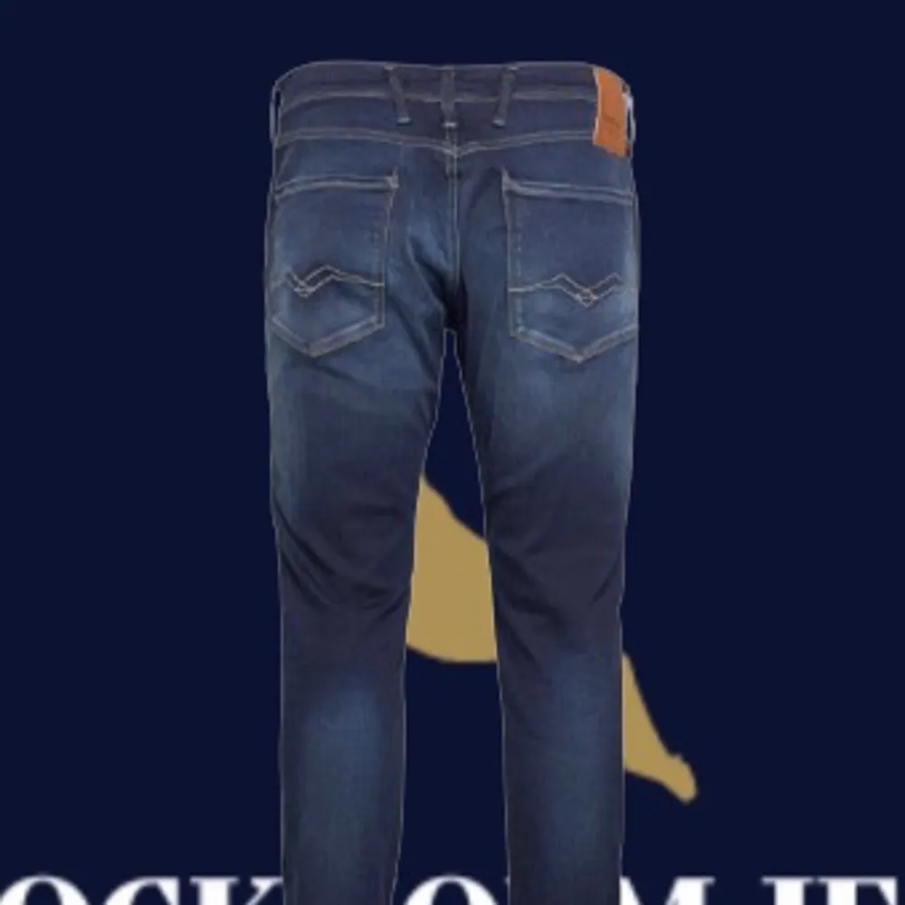 Ett par fetta jeans i bra skick💯, dom är i storlek 30/32 super bra kvalitet och gjort i ett skönt material☁️  Innerben cm ytetben cm📏 allt tvättas innan det skickas✅ och vi säljer den här plagget för endast 499💵. Jeans & Byxor.