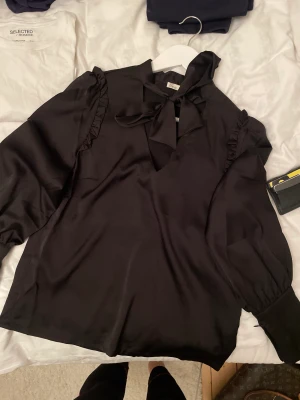 Blus  - Svart blus från nlytrend använd 1 gång 