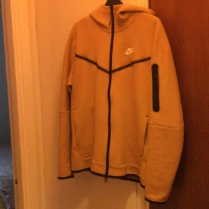  Nike Techfleece - Hej  En beige Nike Techfleece till salu. Använd enstaka gånger. Fin färg. Storlek M. Varmt välkommen 