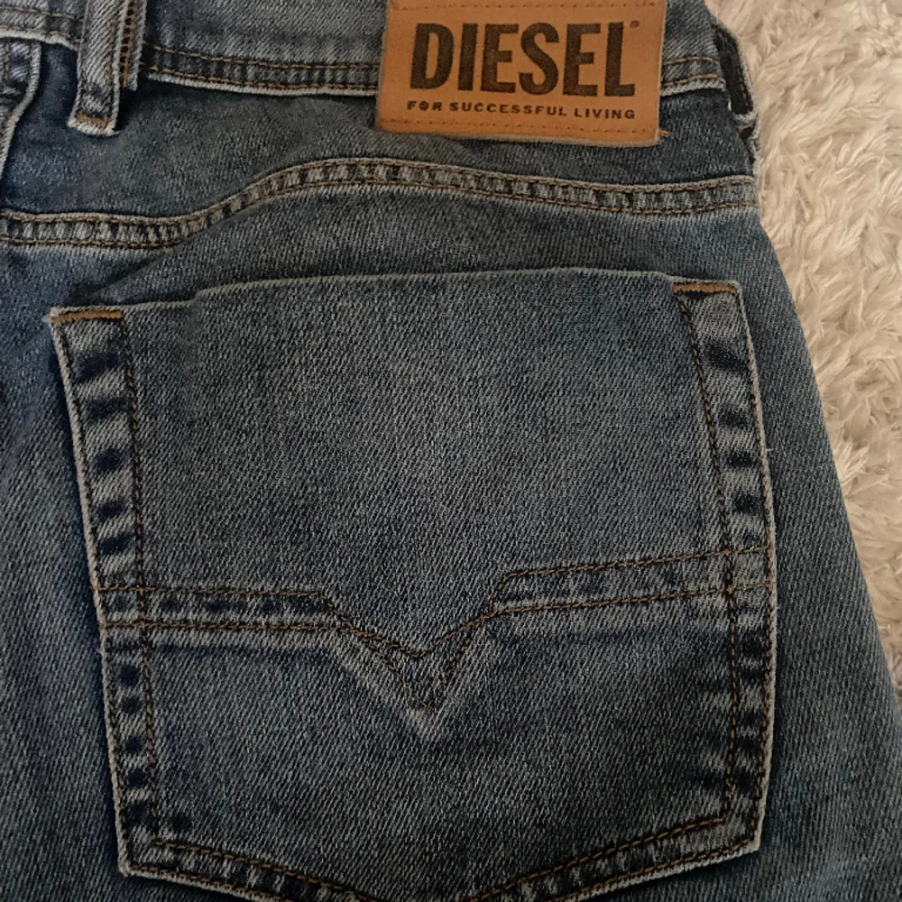 Supersnygga jeans från Diesel!✨ Säljer då de tyvärr blivit förstora för mig, något använda men fint skick.  Storlek 28/32 Jag är 160cm och de är ganska långa på mig ✨ Använd gärna köp nu!. Jeans & Byxor.