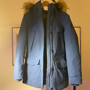 Perfekta Vinterjackan - Blå vinterjacka från Napapijri, värd 2999 kr. Storlek S. Kan gärna skicka mer bilder om ni önksar det. Köparen står för frakt. 