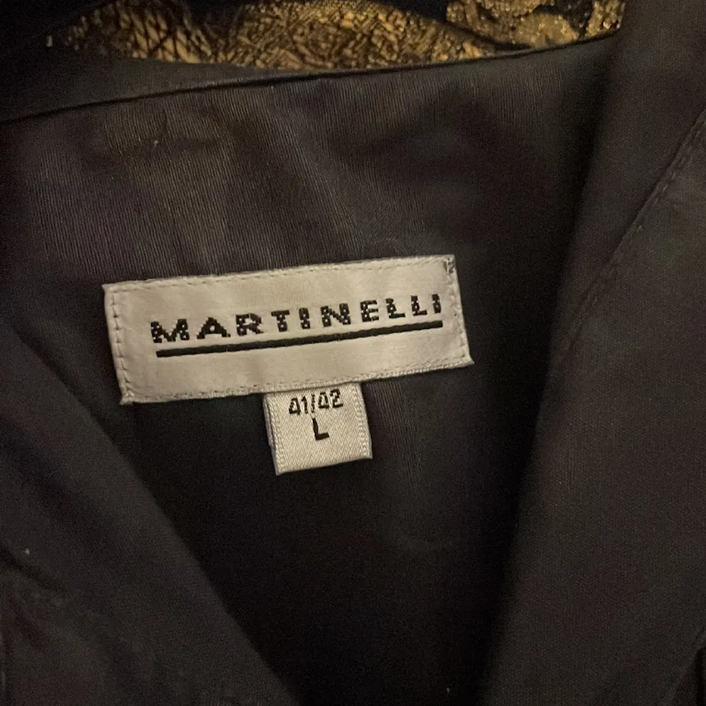 Svart Martinelli skjorta i storlek L (41/42)  Finns i södra Stockholm, köparen står för eventuell frakt.. Skjortor.