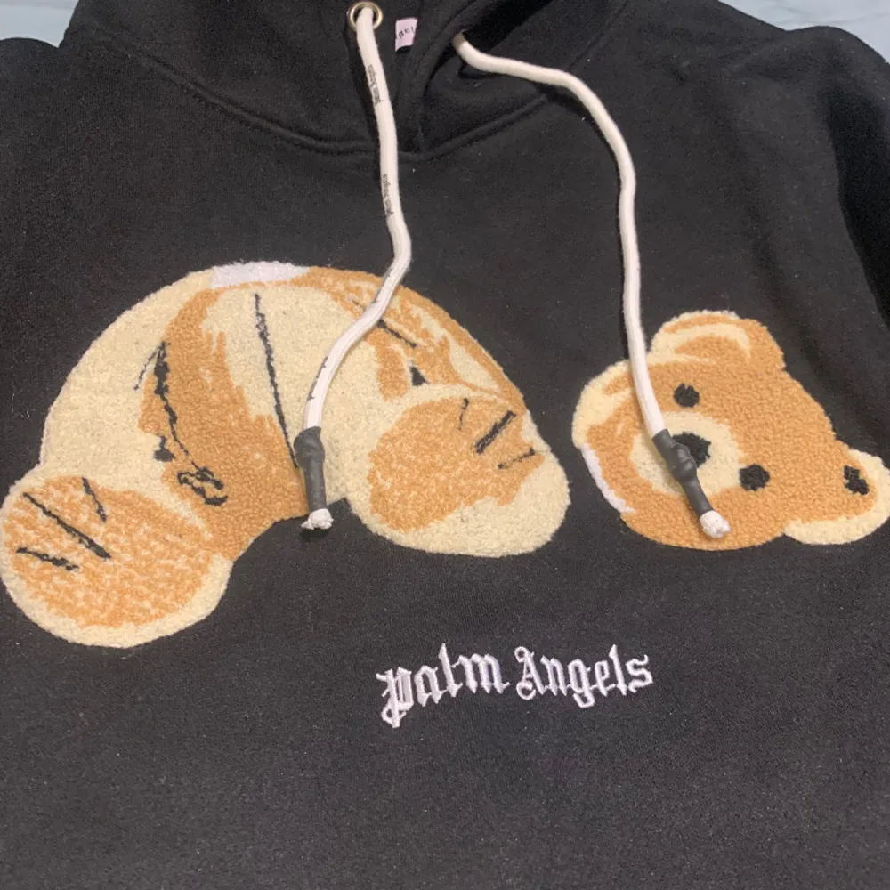Hej säljer nu min Palm angels hoodie storlek medium, använd 2 gånger. Kvitto finns. . Hoodies.