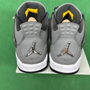 jordan 4 - hej jag säljer jordan 4 skor, storlek 42, helt nya.