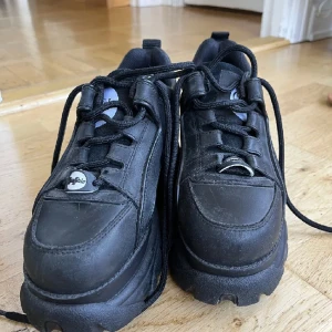 Buffalo skor knappt använda  - Säljer ett par superfina Buffalo jag köpte här på Plick, använda två gånger av original säljaren men liiiite för små för mig tyvärr =(