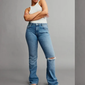 Jeans Gina Full Lenght Flare Jeans - färgen är mycket ljusare i verkligheten!! använt ett par gånger men ser nya ut! 