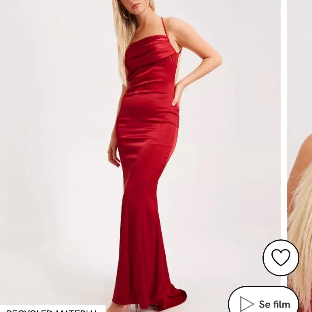 Jättevacker röd balklänning som kommer ge dig massa komplimanger❤️så fin öppen rygg och ”kjolen” blir även lite längre där bak. Köpt för 1100kr. Den är använd 1 gång så den är i fint skick. Den är uppsydd så den passar mig(1,68m med klackar)på bilden!. Klänningar.