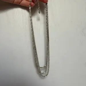 Silver glittrigt halsband. Köpt i Italien