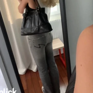 lågmidjade jeans - skitsnygga jeans med jättefin tvätt och detaljer. Tyvärr för små för mig :( skulle säga att de passar storlek xs.  Kontakta mig för frågor mm💕