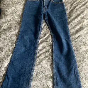 Hej! Säljer mina gamla Levis jeans helt oanvända, kommer inte ihåg när dom köptes. Säljs pgr av att jag inte svänger dom💕priset är 200 +frakt