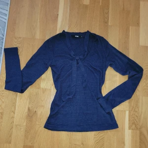 Topp - Topp med snörning vid nacken, från Bik Bok. Kan bäras på valfria sätt. Knappt använd. Köparen står för frakten 🫶