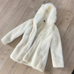 Pälsjacka  - Såå mysig och fin jacka, oklart märke🤍 Passar xs-m