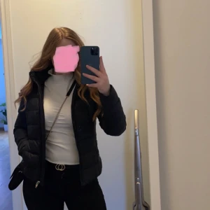 Tröja - Säljer denna tajta vita tröja men höghals. Från BikBok använd ett fåtal gånger.