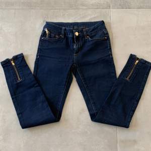 Mosmosh jeans skinny storlek 25, mörkblåa och jätte fina och sköna❣️