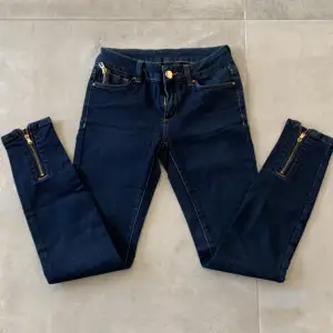 Mosmosh jeans skinny storlek 25, mörkblåa och jätte fina och sköna❣️