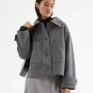 Säljer denna grå kappa från Kappahl, nypris är 899, säljer för 600. Den har inga defekter, kan även tänka mig att byta mot design by si kappa (svart eller mörkblå) 💖💗TRYCK EJ PÅ KÖP NU!!