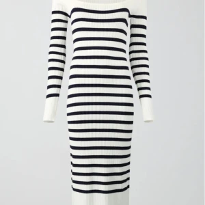 SUPERFIN RANDIG KLÄNNING - (Bilder från Ginatricot) Säljer denna superfina klänning från Gina Tricot. Klänningen är endast testad, aldrig använd. Köptes för 499, mitt pris 399.   Storlek XS  Finns på fler sidor!!