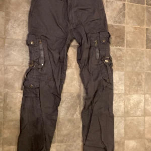 Brudmagnet  - Size 31 och är lite långa för mig som är 170, många fickor, skriv om ni är intresserade eller har frågor 🥳