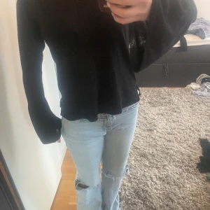 Fest topp från mango - Säljer min lite festligare tröja från mango. Tröjan är svartglittrig perfekt till t.ex nyår eller fest💗 använd vid fåtal tillfällen. Priset kan diskuteras💗