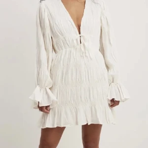 NA-KD klänning  - Jätte fin klänning från NA-KD helt oanvänd, endast testad. Perfekt nu till sommaren och studenten💓