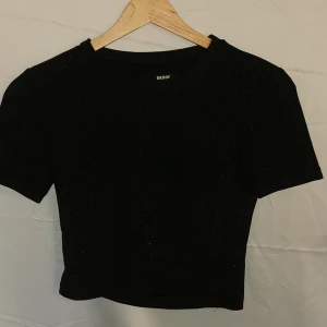 Glittrig t-shirt svart - Säljer denna härliga glittriga t-shirten!  stretchig så passar flera storlekar. ✨