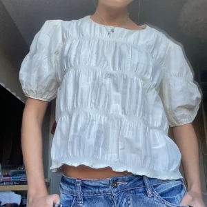 Söt blus - Så så söt blus med puffiga ärmar🫶💕💕