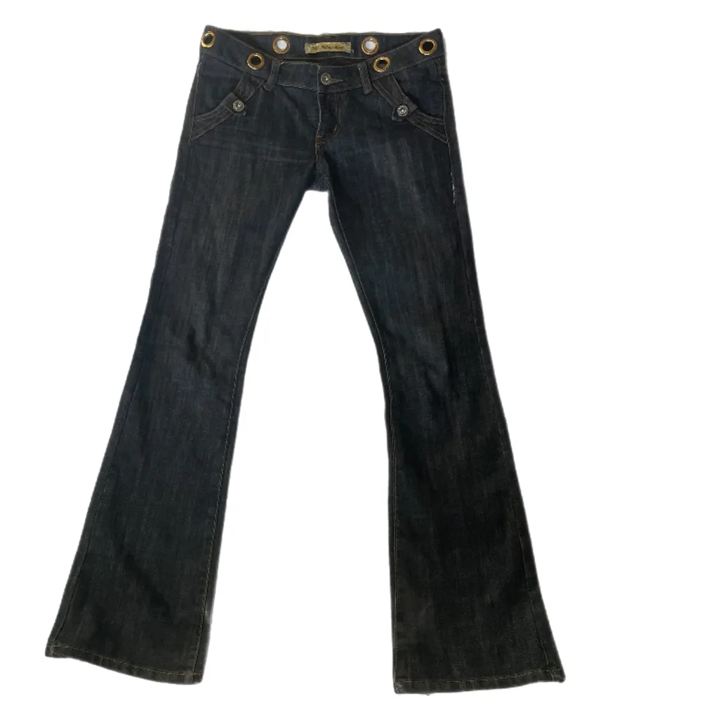 skitsnygga lågmidjade jeans för små för mig :,(  42 cm tvärs över midjan   skriv för mer mått elr bilder <3. Jeans & Byxor.