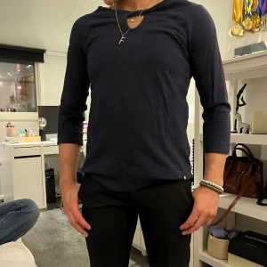 Super fin blus  - Unik blus med trekvart arm. Passar perfekt till kostymbyxor. Inga defekter 