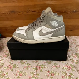 Nike Air Jordan Mid College Grey - Jag anände dem lite för tva ar sedan, men de har blivit for sma nu, sa jag kanner att det ar dags att salja dem. De ar ett par skor som jag vill salja. Priset kan diskuteras