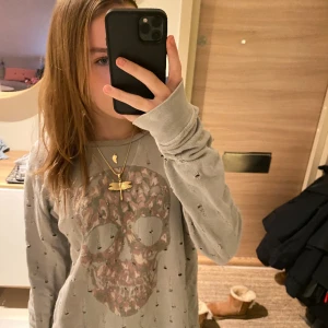 ZADIG & VOLTAIRE - Jätte fin Zadig & Voltaire tröja med små hål. Använt fåtal gånger. 