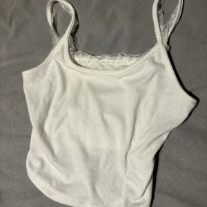 Vit linne med spets - Ett jättegulligt vitt linne med spets💞