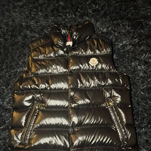 Äkta vara från moncler  - Helt ny använd 3 gånger inte sönder någonstans dragkedja och knappar 