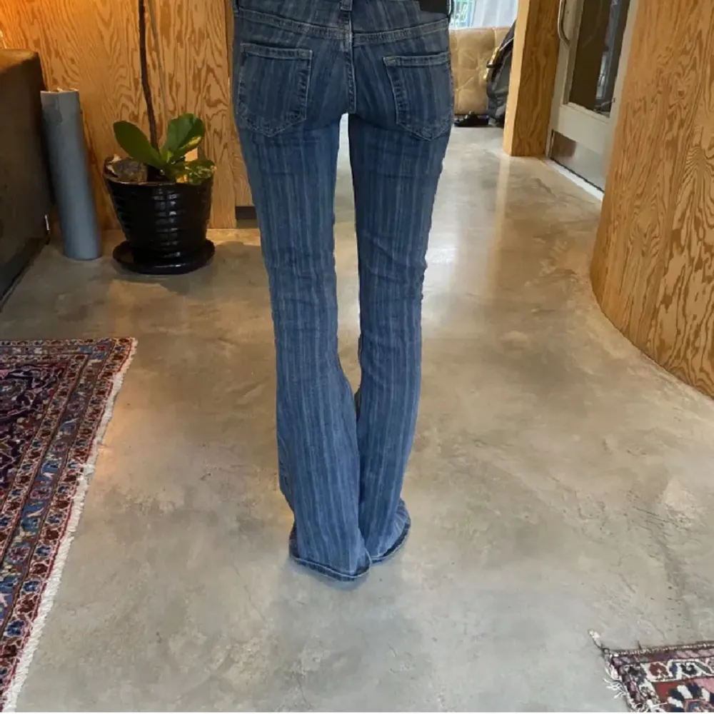 Så snygga Lågmidjad jeans som jag köpte på plick för ett tag sedan. Dem är lite slitna längst ner på benen men annars är det i jätte bra skick. Köparen står för frakten! (Bilder är lånade). Jeans & Byxor.