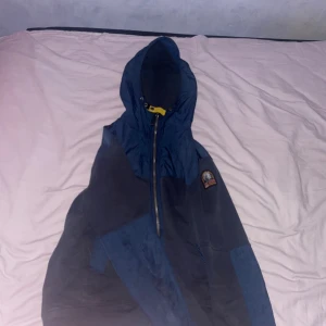 Parajumper Caridigan  - Säljer denna Parajumpers jacka/cardigan då jag inte längre använder den. Skicket är 9/10. Jackan är limiterad och var med i 2020 kollektionen, nypris låg då på kring 4400kr. Certilogo scan finns i jackan. Pris kan diskuteras Skriv för fler bilder